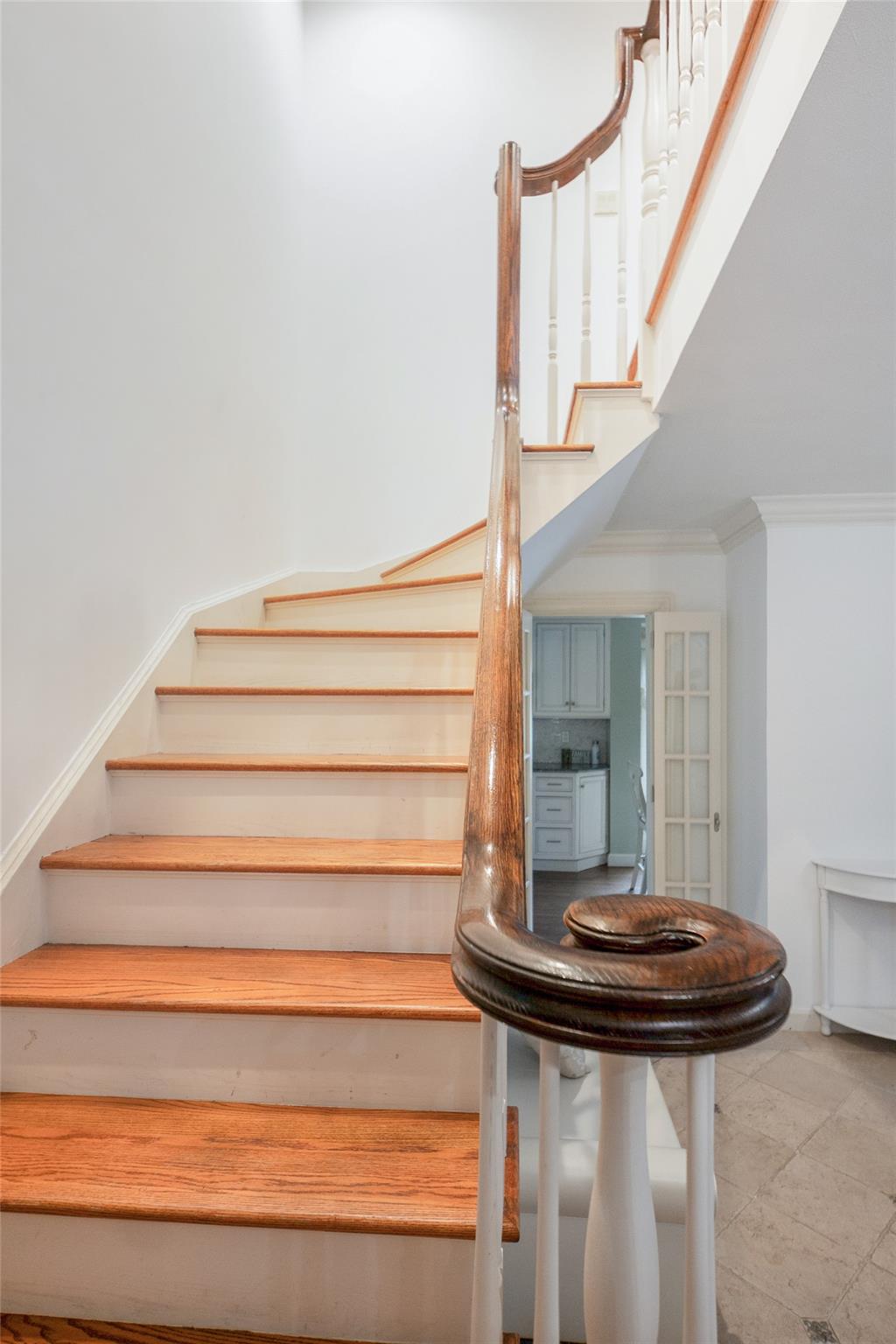 20 Sussex Road Great Neck, NY 11020 - Photo 25 of 27 a view of entryway and hall