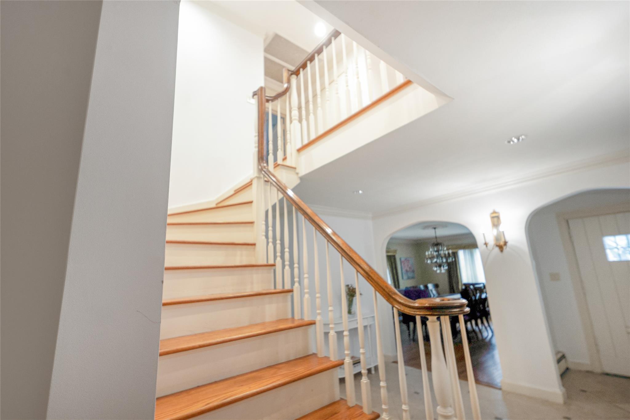20 Sussex Road Great Neck, NY 11020 - Photo 26 of 27 a view of entryway