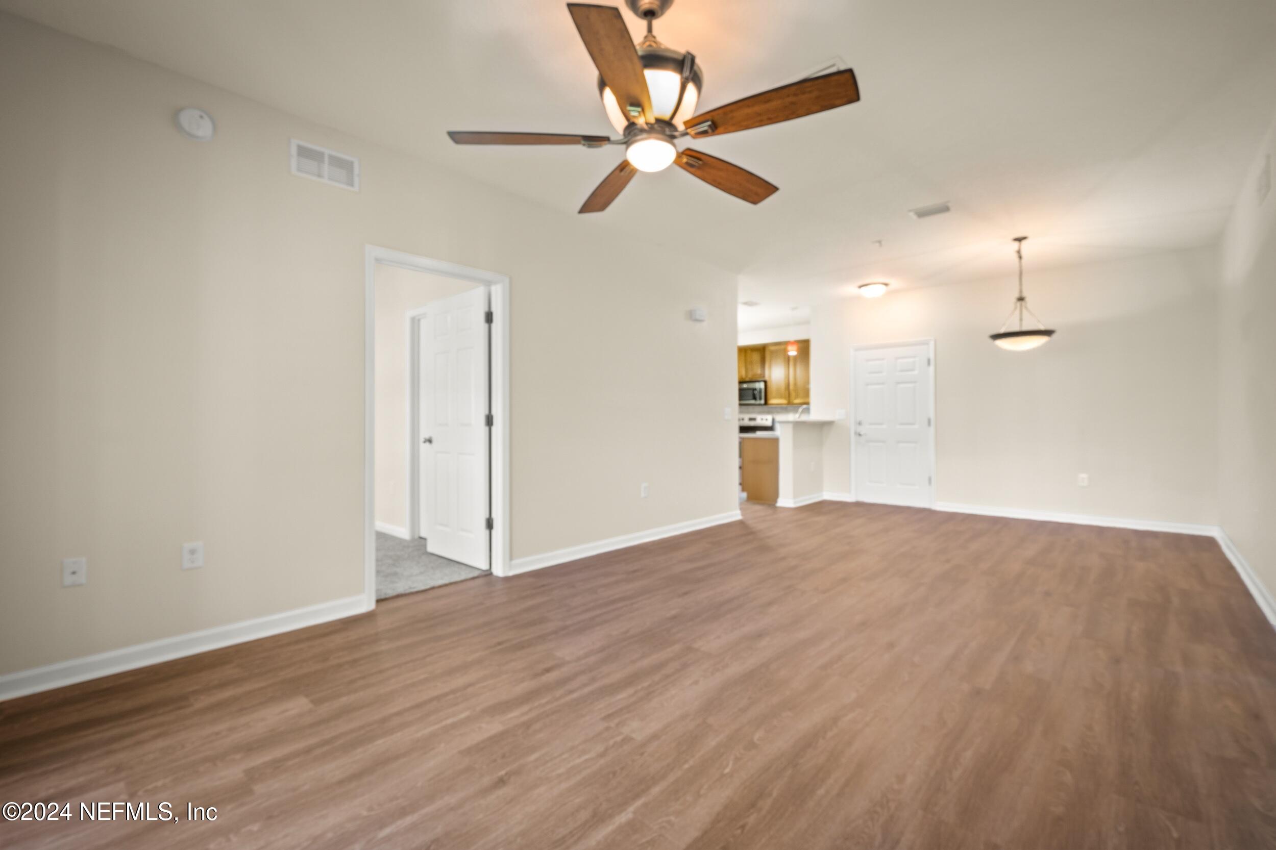 8218 Green Parrot Road, Unit 108 Jacksonville, FL 32256 - Photo 16 of 29 Great Room