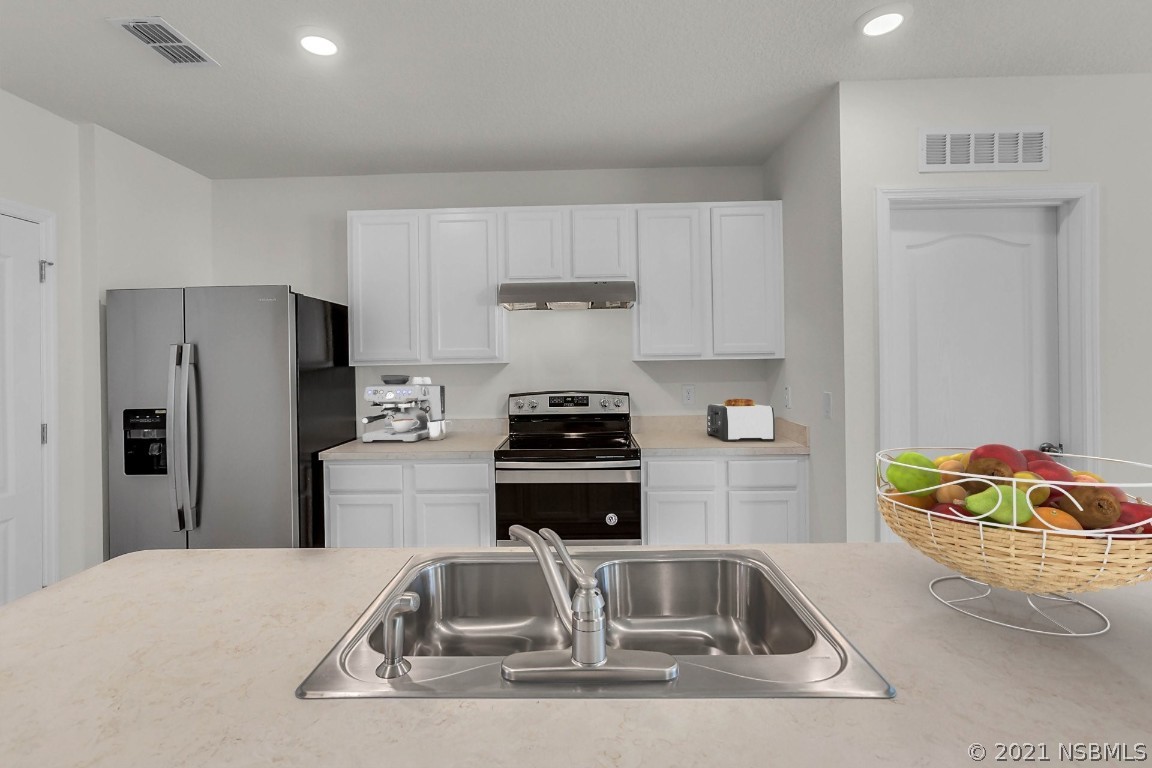 101 Old Mill Pond Road Palm Harbor, FL 34683 - Photo 4 of 20 a kitchen that has a sink and a stove