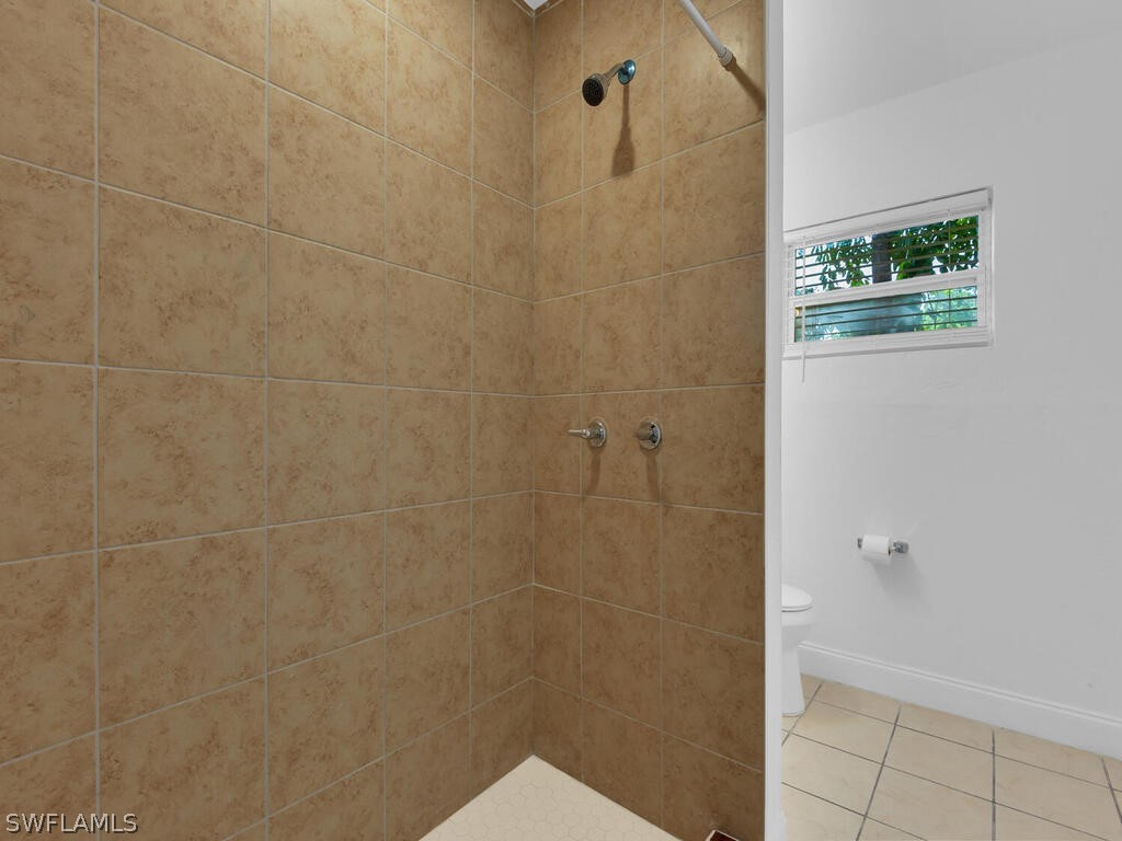 915 Alderman Street Fort Myers, FL 33916 - Photo 16 of 20 a bathroom with a shower