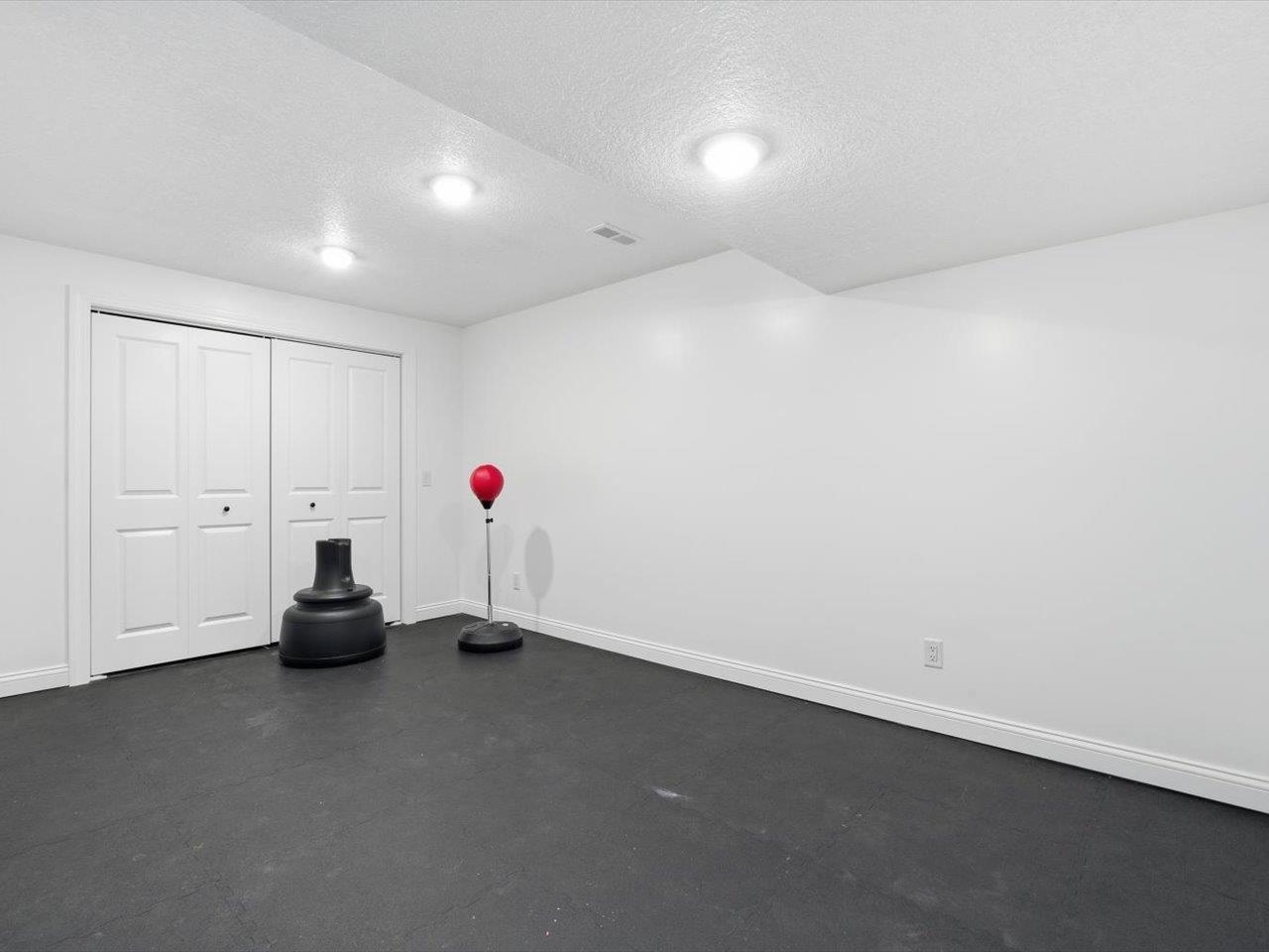 6817 Timber Court Bettendorf, IA 52722 - Photo 53 of 64 a room with air conditioner and window