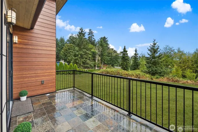 a view of a house with backyard and garden