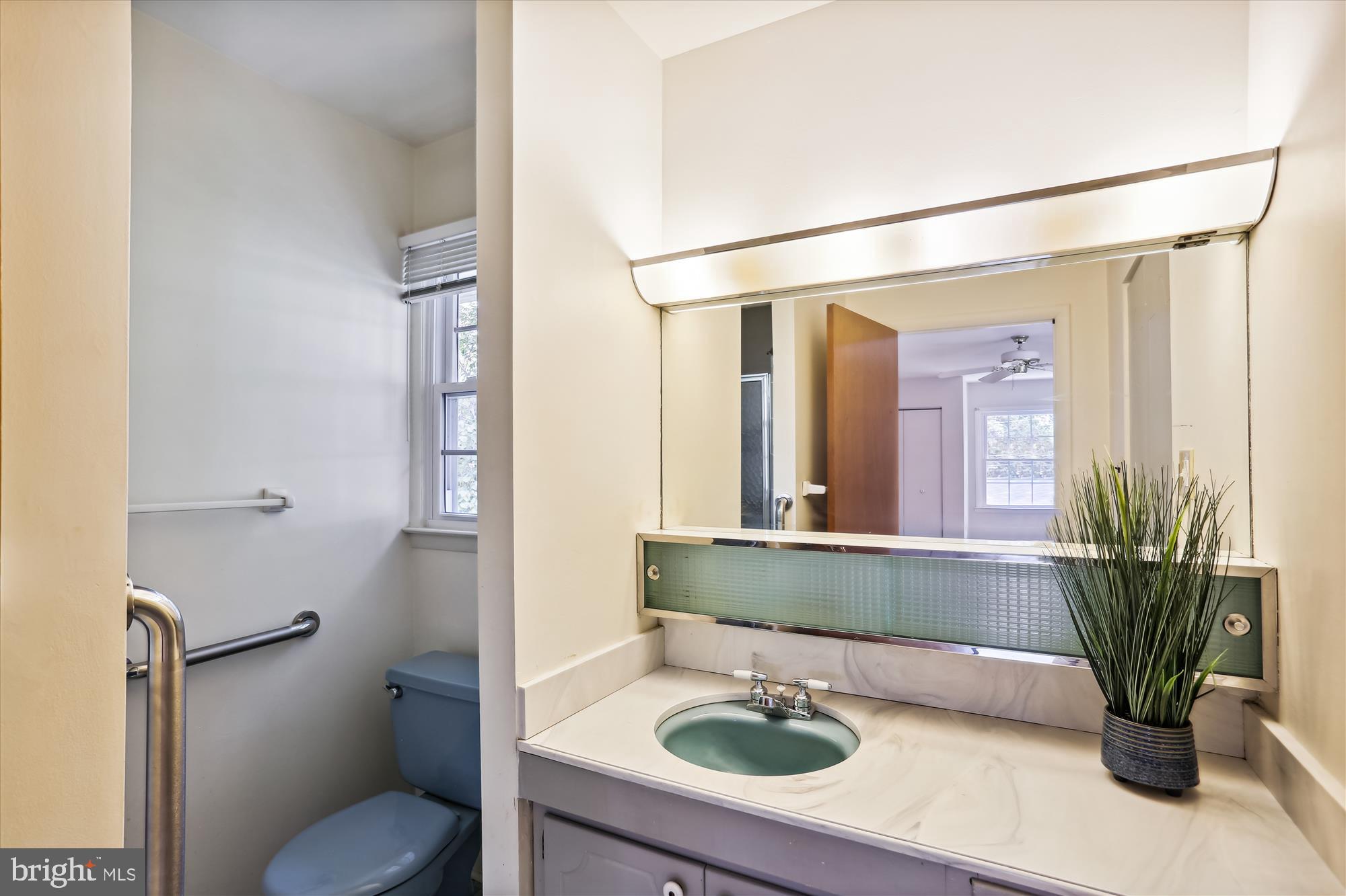 12921 Broadmore Road Silver Spring, MD 20904 - Photo 33 of 51 Primary full bath