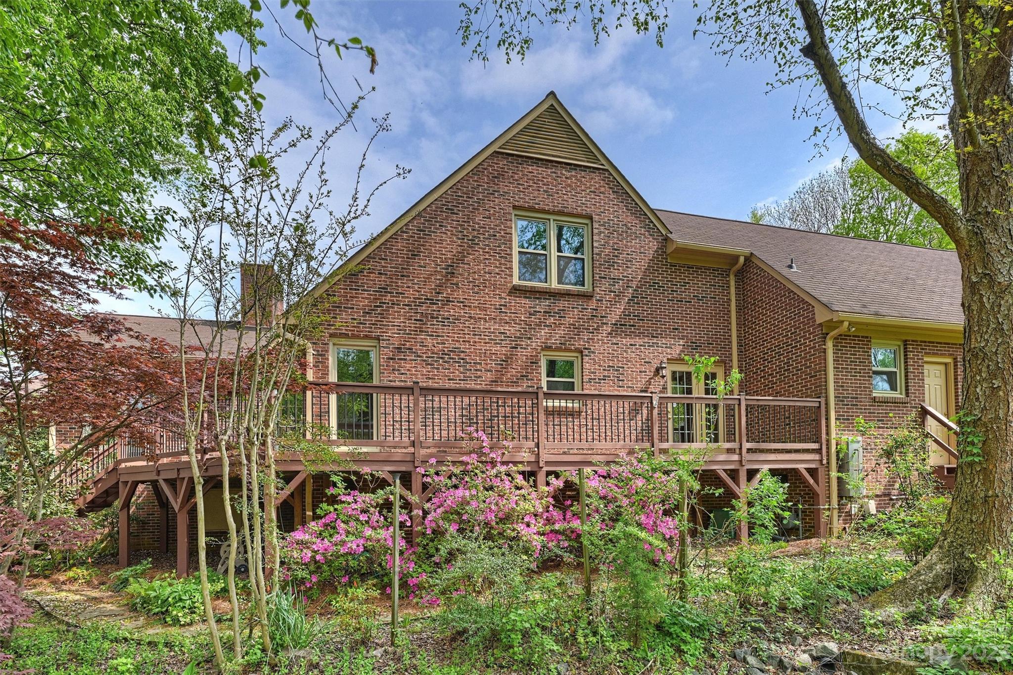 4724 Carson's Pond Road, Unit 104 Charlotte, NC 28226 - Photo 27 of 38 a backyard of a house with lots of green space
