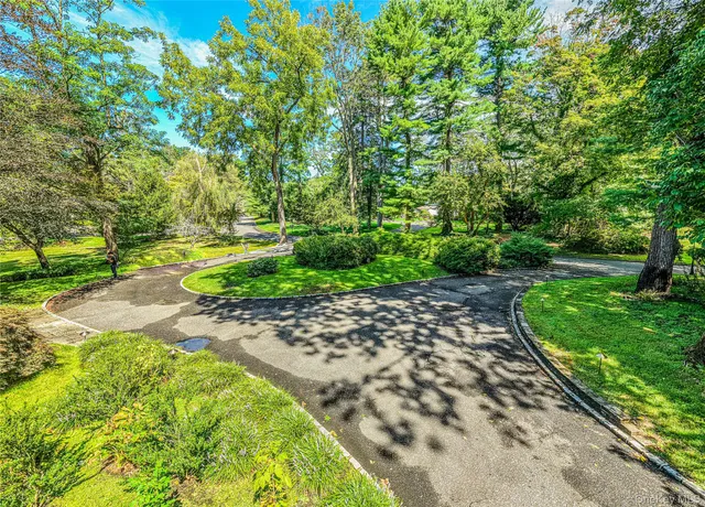 $2,290,000 | 2 Summerwind Drive, Glen Head, NY 11545