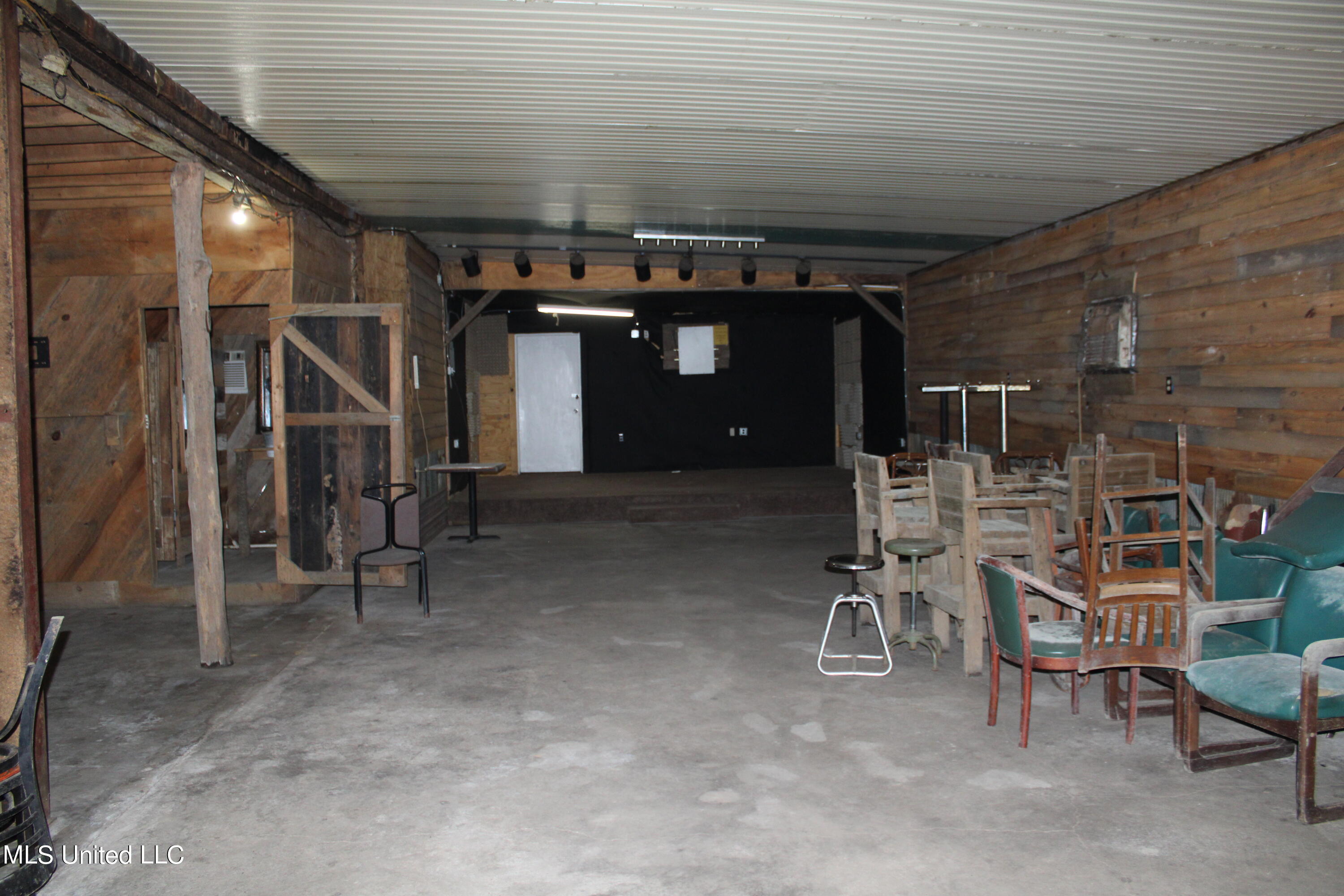 306 Walnut Road Carthage, MS 39051 - Photo 4 of 34 IMG_3615