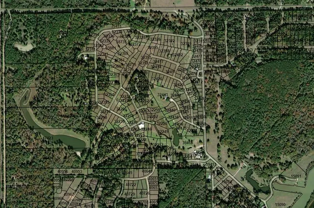 a view of yard with green space