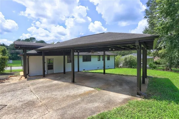 a view of a house with backyard and porch