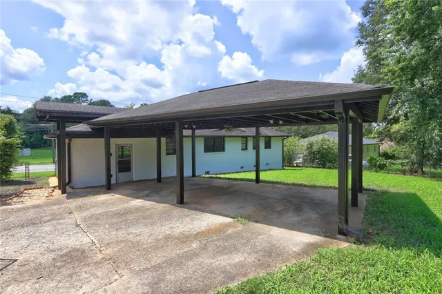 a view of a house with backyard and porch