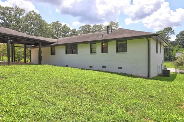 a view of a house with backyard