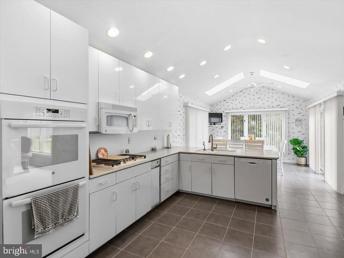 14 Vassar Road Broomall, PA 19008 - Photo 11 of 33 Kitchen opens to large breakfast room