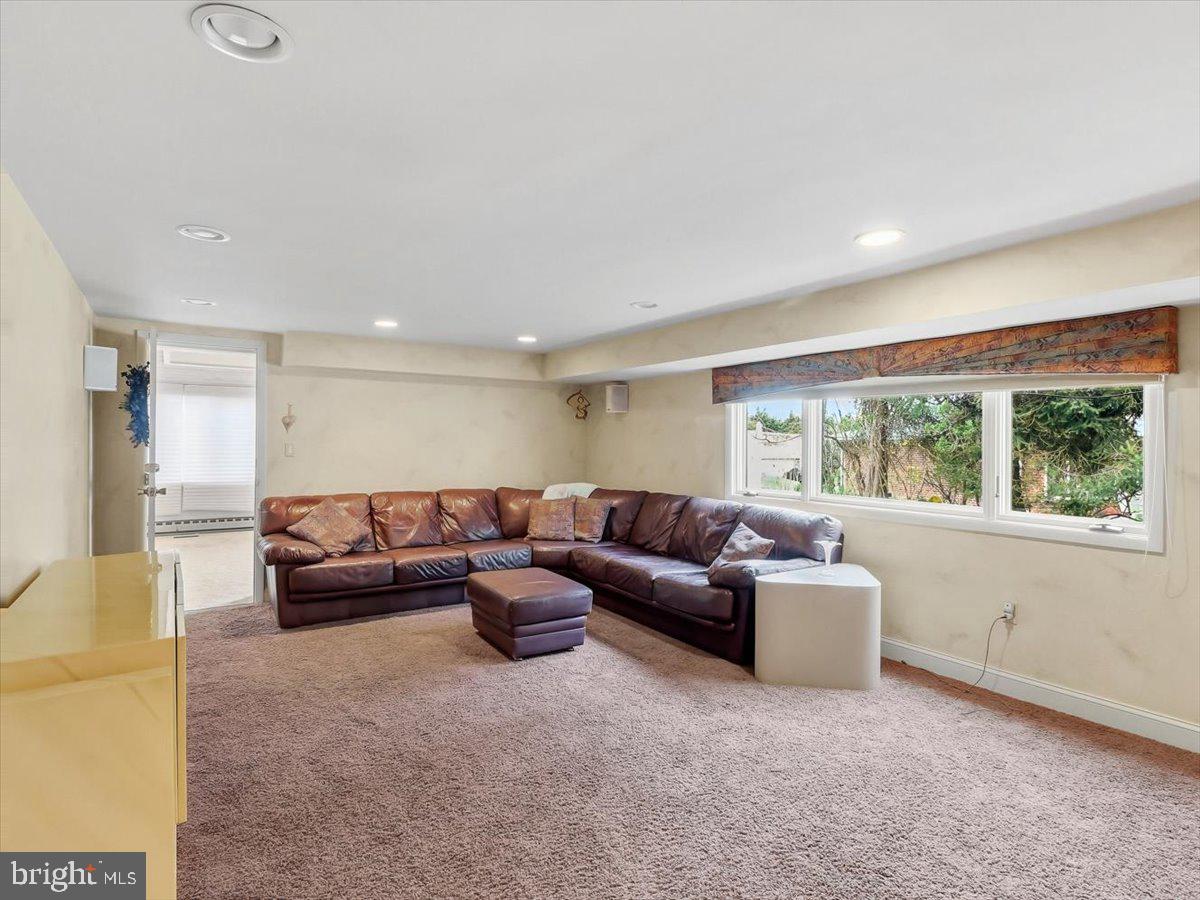 14 Vassar Road Broomall, PA 19008 - Photo 26 of 33 Large family room