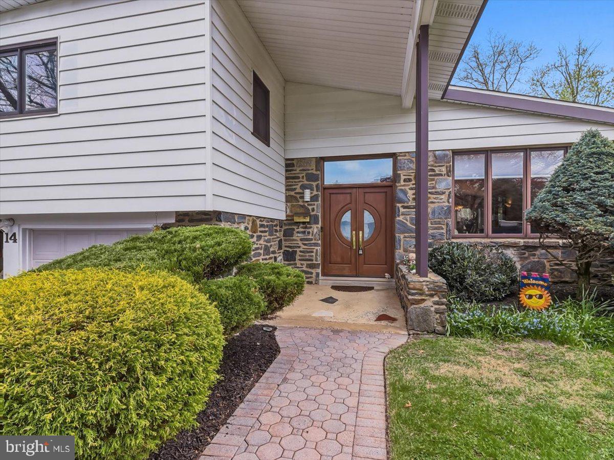 14 Vassar Road Broomall, PA 19008 - Photo 3 of 33 Grand front door