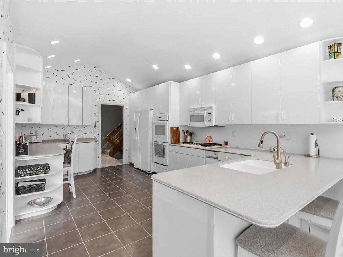 14 Vassar Road Broomall, PA 19008 - Photo 9 of 33 Large kitchen with island