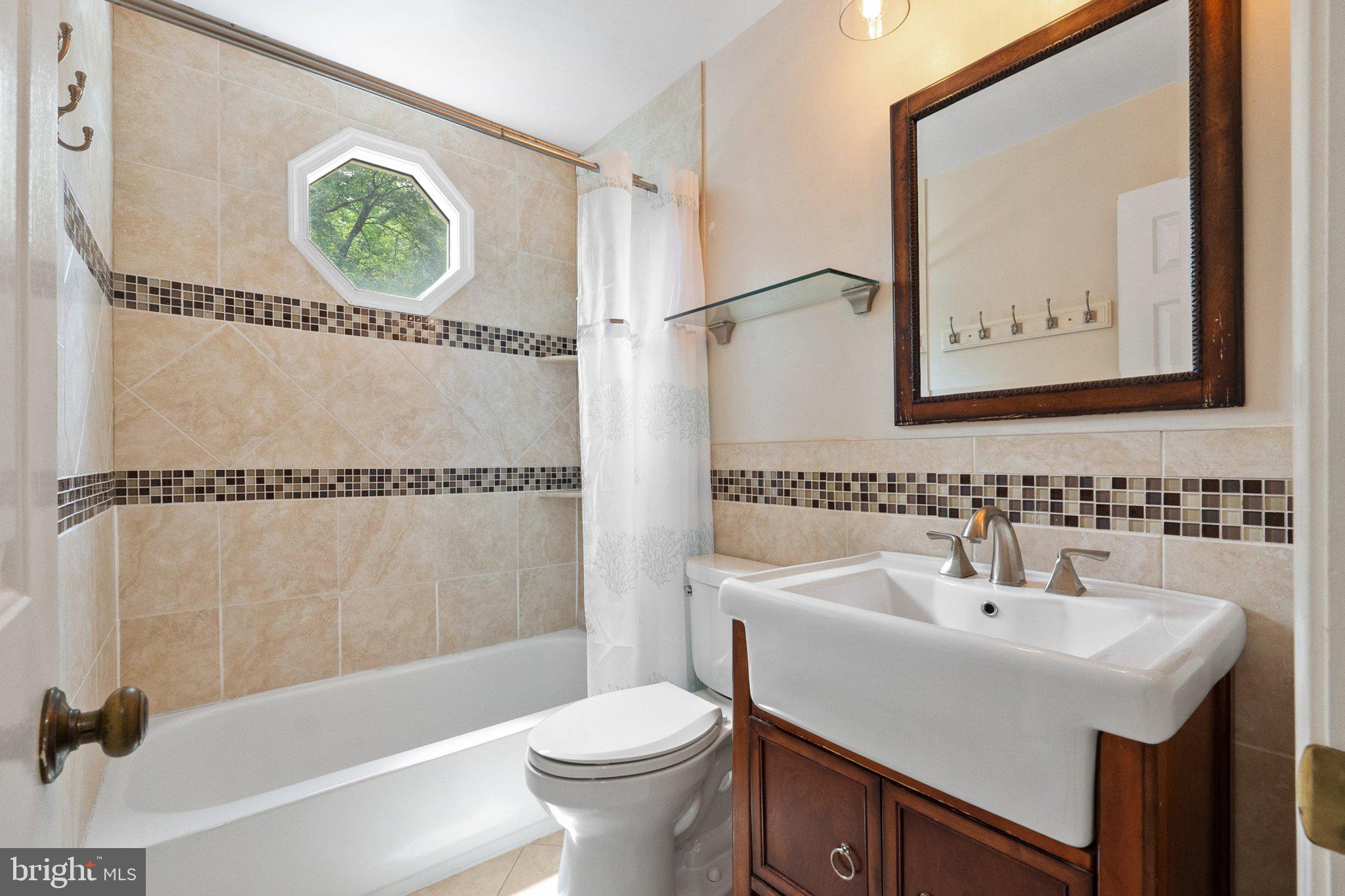 11100 Burywood Lane Reston, VA 20194 - Photo 34 of 42 a bathroom with a sink a toilet and a bathtub
