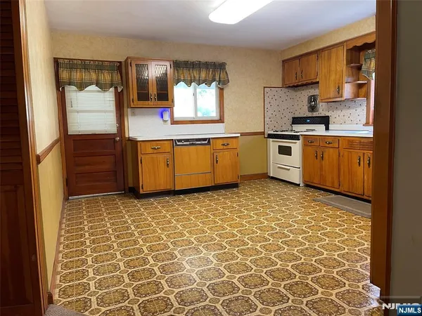 $699,000 | 529 Fern Avenue, Lyndhurst, NJ 07071