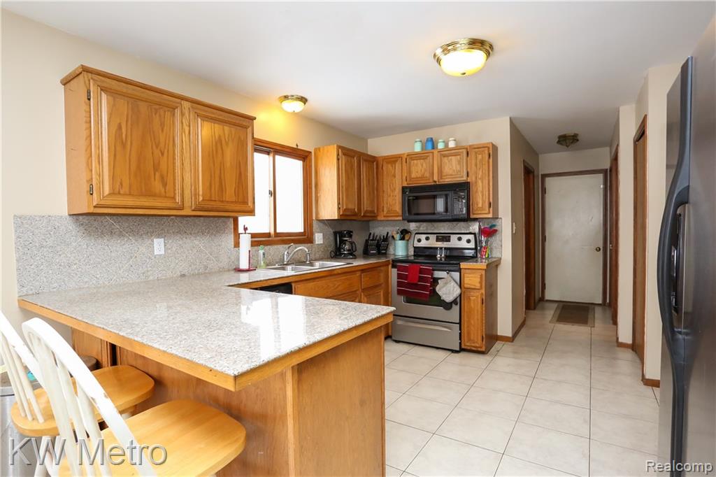 6811 Clintonville Road Clarkston, MI 48348 - Photo 13 of 32