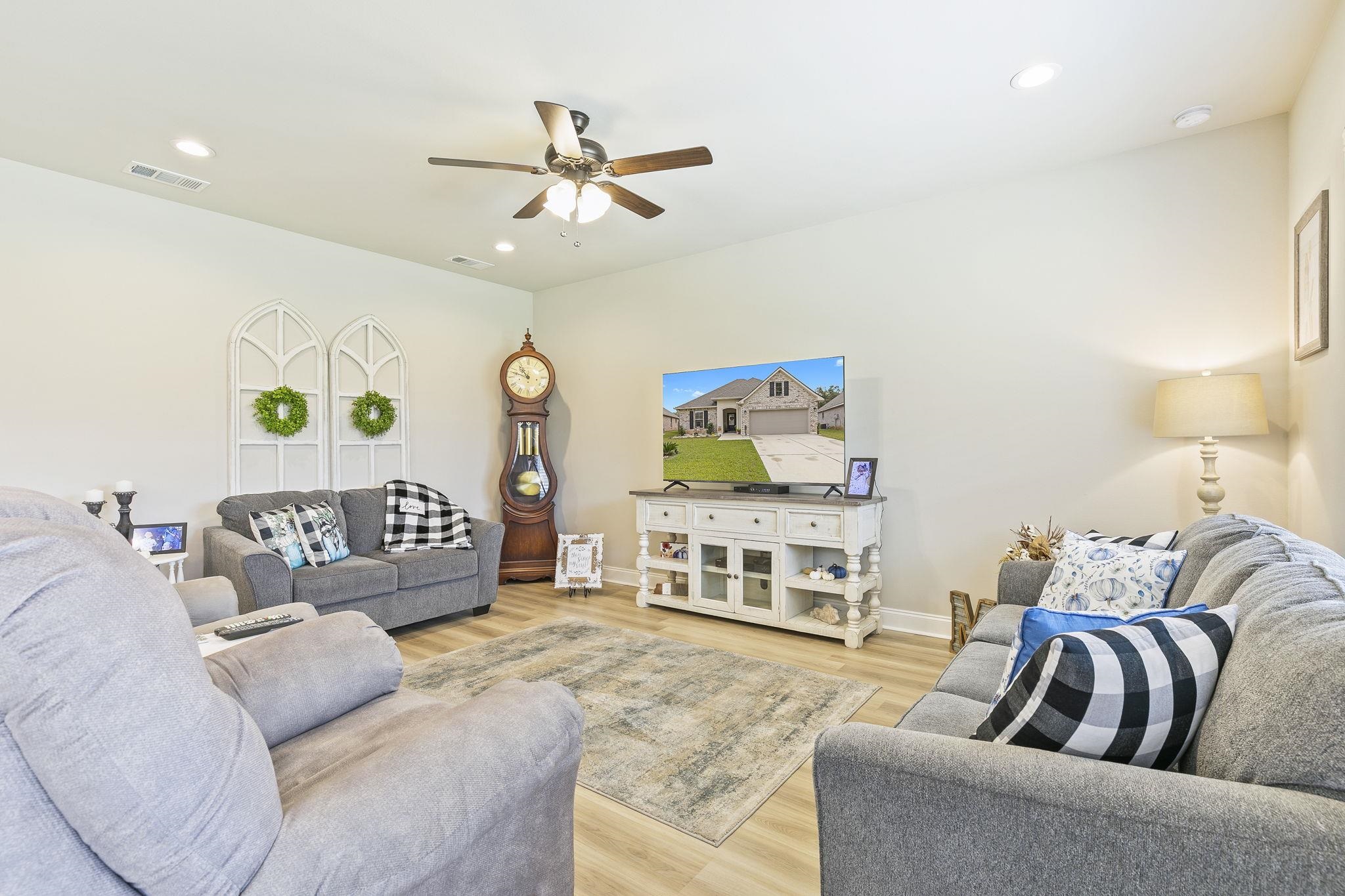 910 Gibson Court Foley, AL 36535 - Photo 11 of 66 Living Room