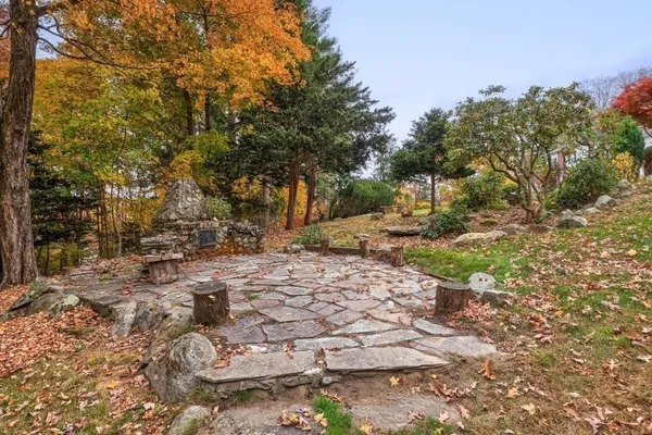 a view of a house with backyard