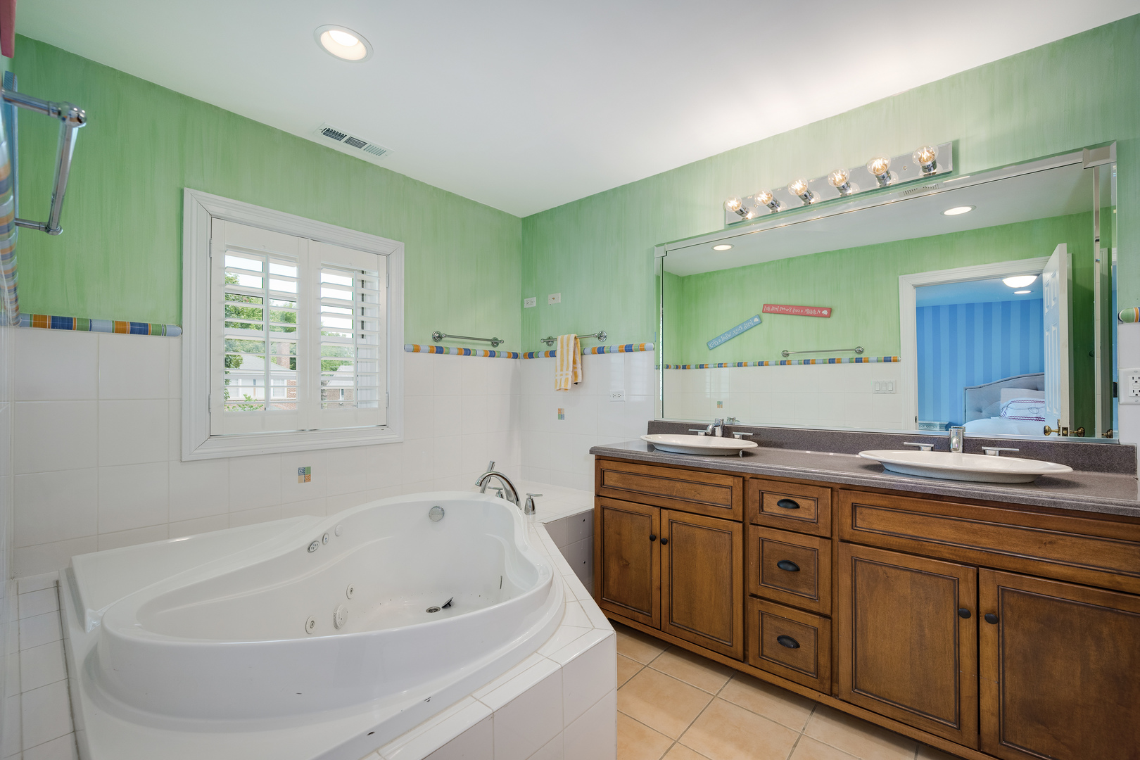 2851 West Rascher Avenue Chicago, IL 60625 - Photo 55 of 98 a spacious bathroom with a tub sink and mirror