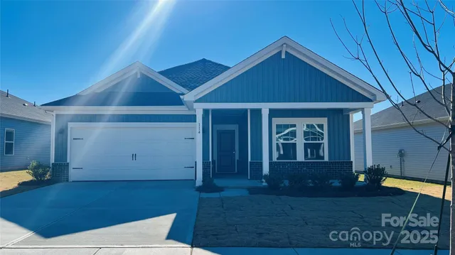 a view of a house with backyard