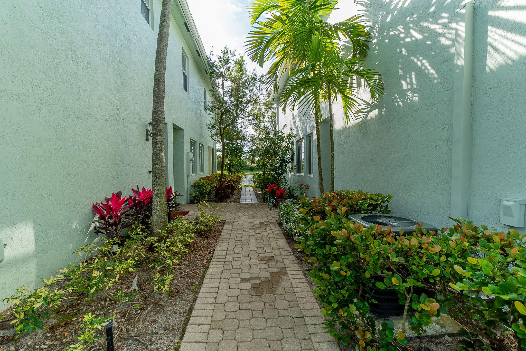 3165 Laurel Ridge Circle Riviera Beach, FL 33404 - Photo 2 of 32 Walkway