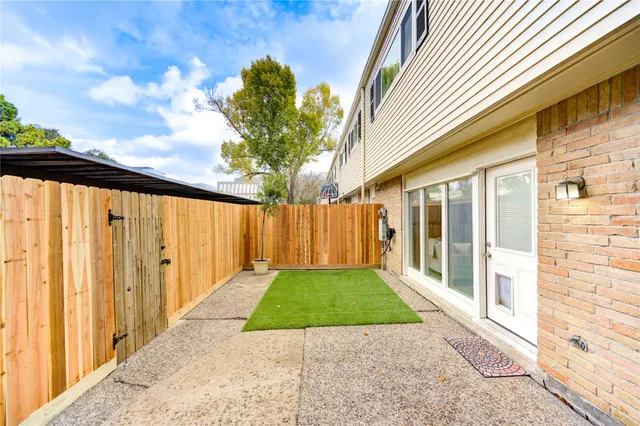 a view of a house with a yard and plants