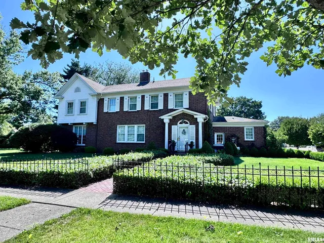 $384,500 | 404 South Edwards Street, Macomb, IL 61455