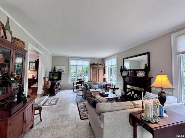 $384,500 | 404 South Edwards Street, Macomb, IL 61455