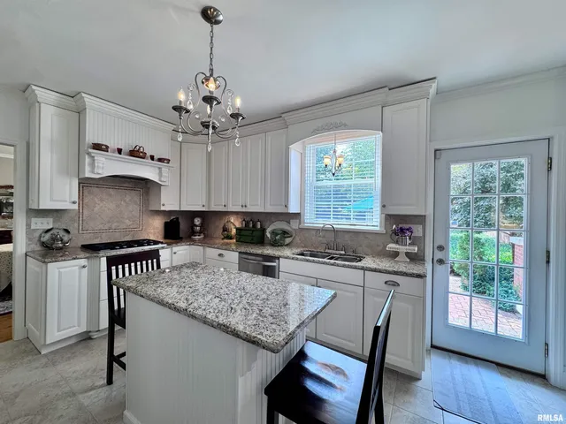 $384,500 | 404 South Edwards Street, Macomb, IL 61455