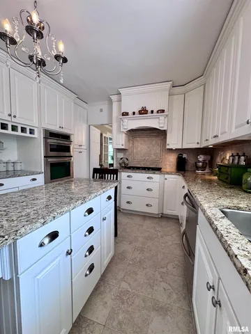 $384,500 | 404 South Edwards Street, Macomb, IL 61455