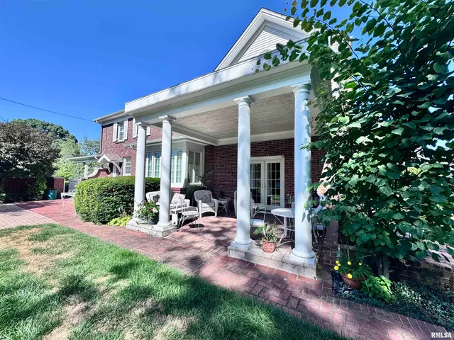 $384,500 | 404 South Edwards Street, Macomb, IL 61455