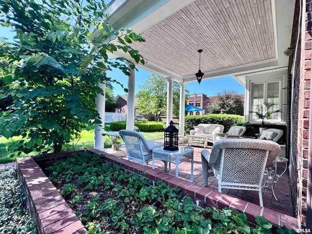 $384,500 | 404 South Edwards Street, Macomb, IL 61455