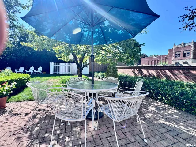 $384,500 | 404 South Edwards Street, Macomb, IL 61455