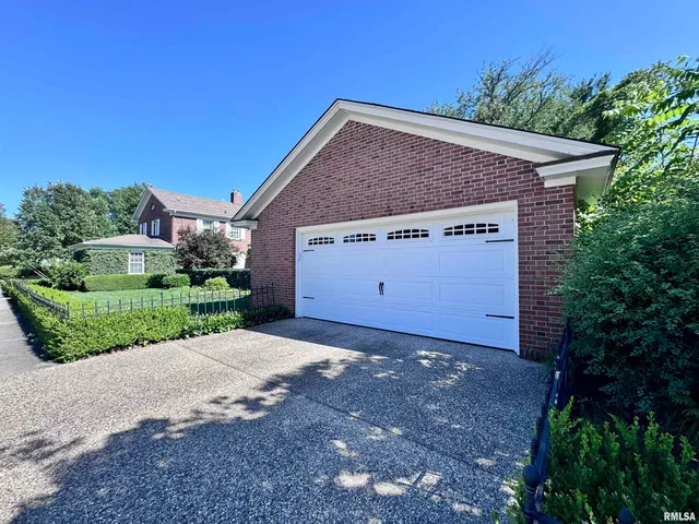 $384,500 | 404 South Edwards Street, Macomb, IL 61455