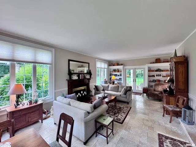 $384,500 | 404 South Edwards Street, Macomb, IL 61455