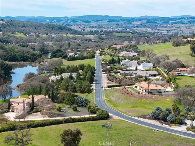 a black and white photo of a bathroom