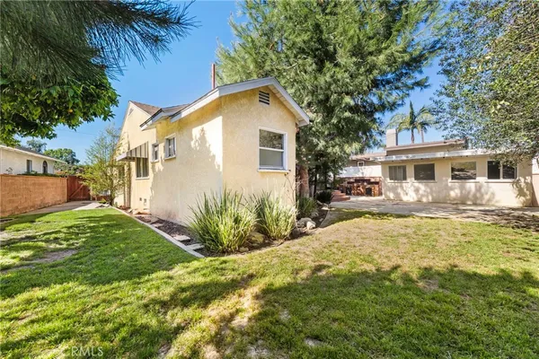 $900,000 | 2334 Iroquois Avenue, Long Beach, CA 90815