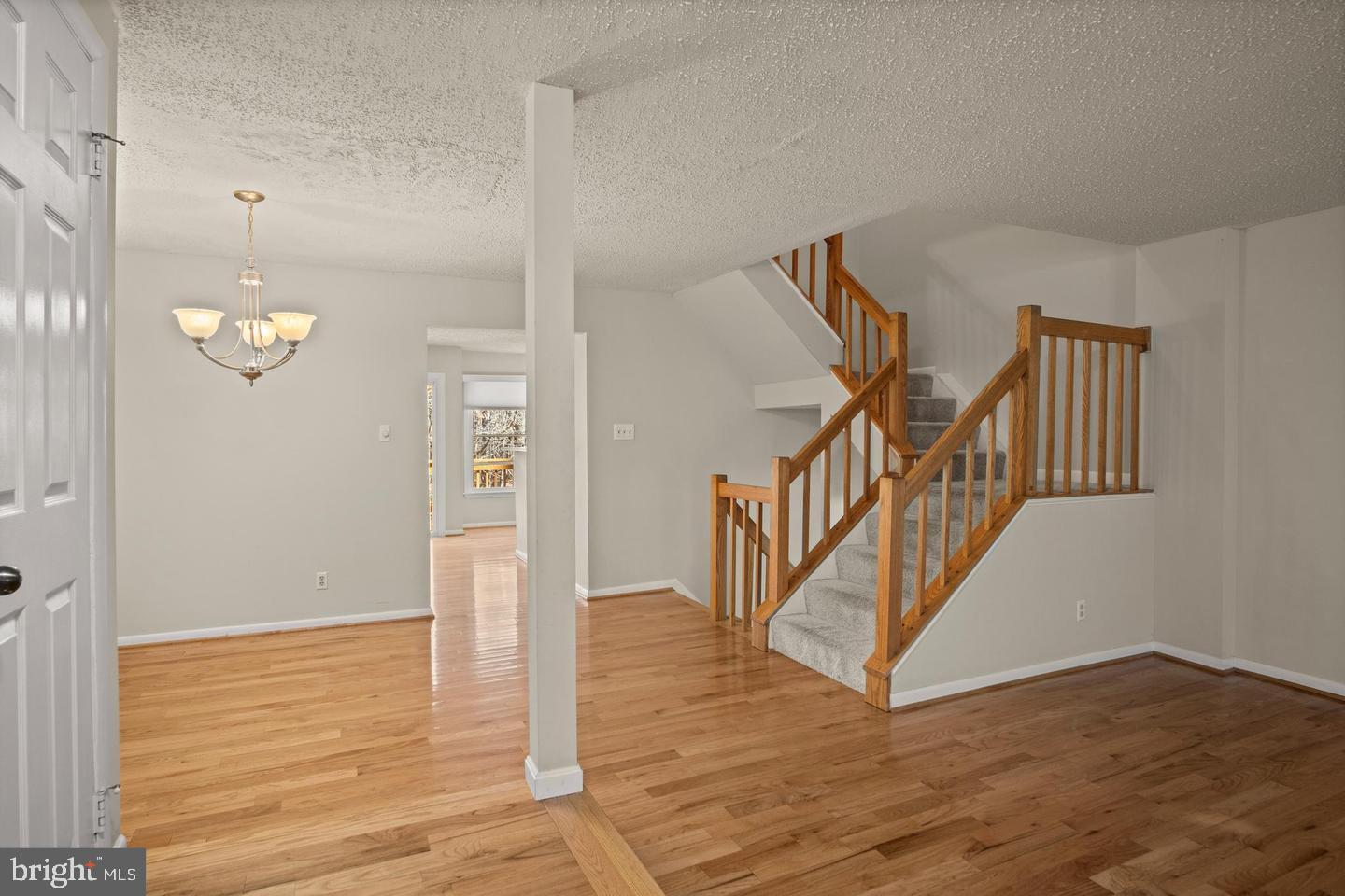 1602 Oak Spring Way Reston, VA 20190 - Photo 4 of 33