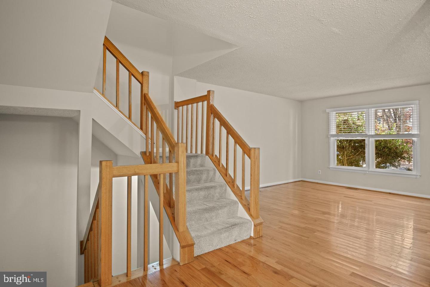 1602 Oak Spring Way Reston, VA 20190 - Photo 5 of 33