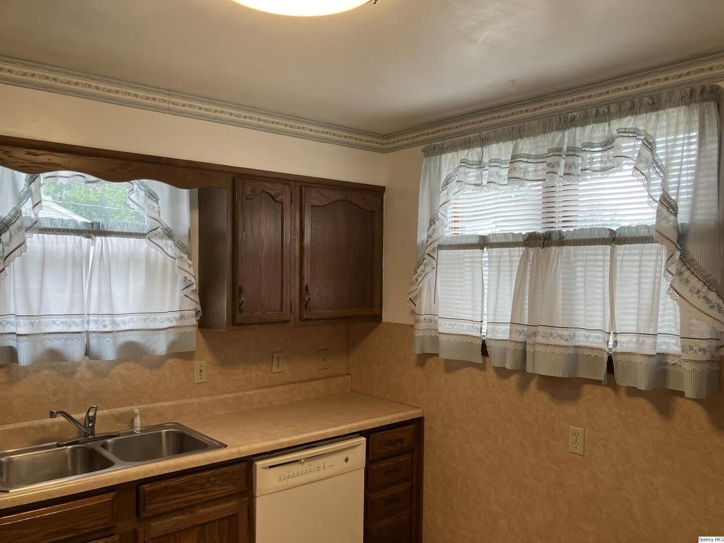 1516 Chestnut Street Quincy, IL 62301 - Photo 8 of 36