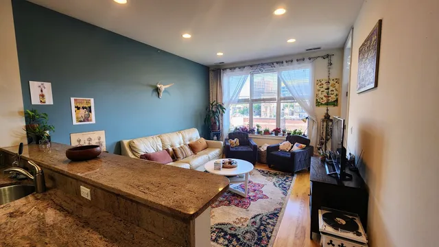 $2,950 | 918 West Belmont Avenue, Unit 302, Chicago, IL 60657