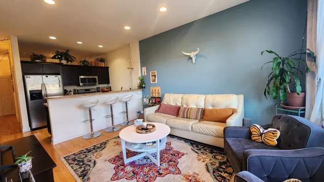 $2,950 | 918 West Belmont Avenue, Unit 302, Chicago, IL 60657