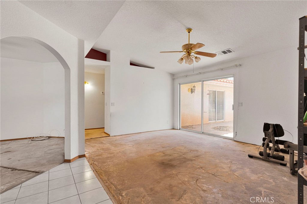 18588 Kamana Road Apple Valley, CA 92307 - Photo 7 of 47