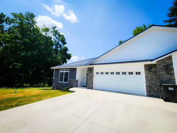 $299,900 | 237 Glei Court, Hillsdale, MI 49242