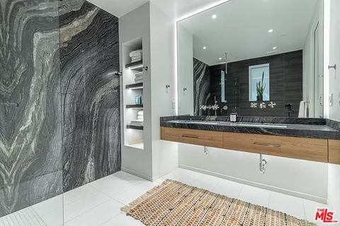 $6,000 | 1030 North Kings Road, Unit 104, West Hollywood, CA 90069