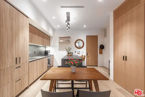 $6,000 | 1030 North Kings Road, Unit 104, West Hollywood, CA 90069