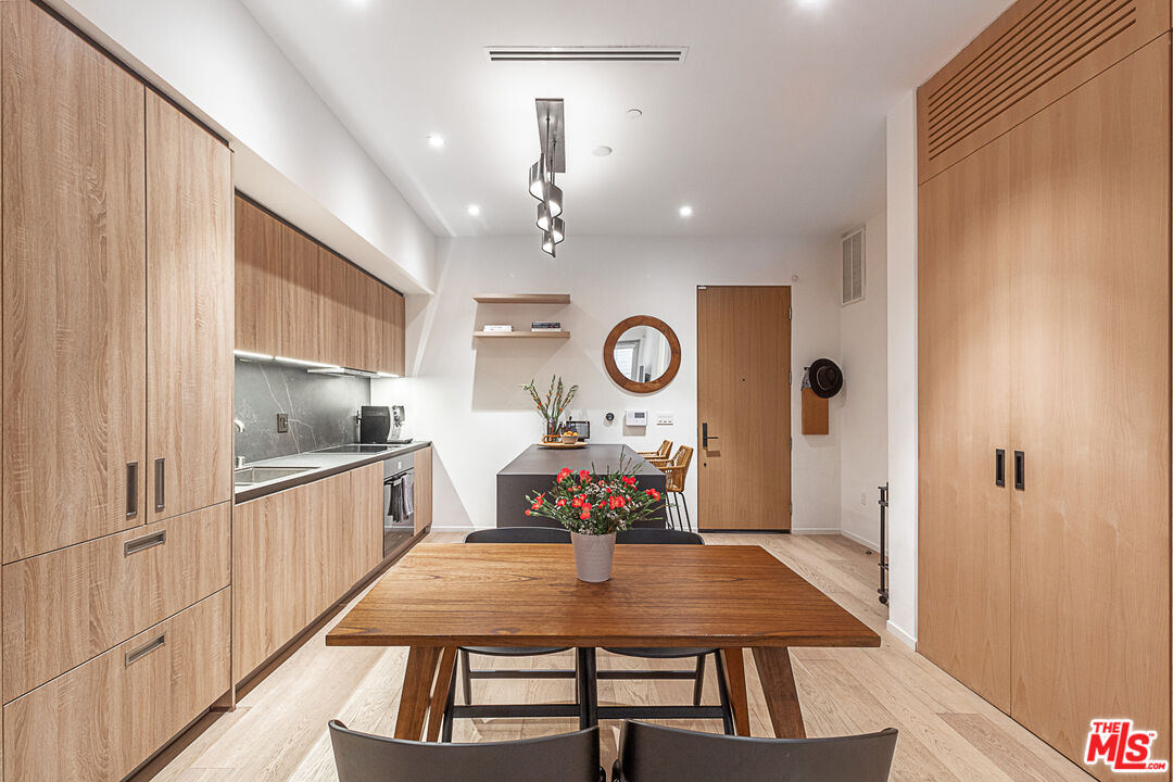 1030 North Kings Road, Unit 104 West Hollywood, CA 90069 - Photo 2 of 23