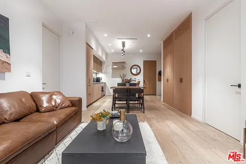 $6,000 | 1030 North Kings Road, Unit 104, West Hollywood, CA 90069